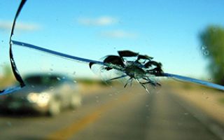 Что делать с лобовым стеклом с трещиной: менять или ремонтировать?